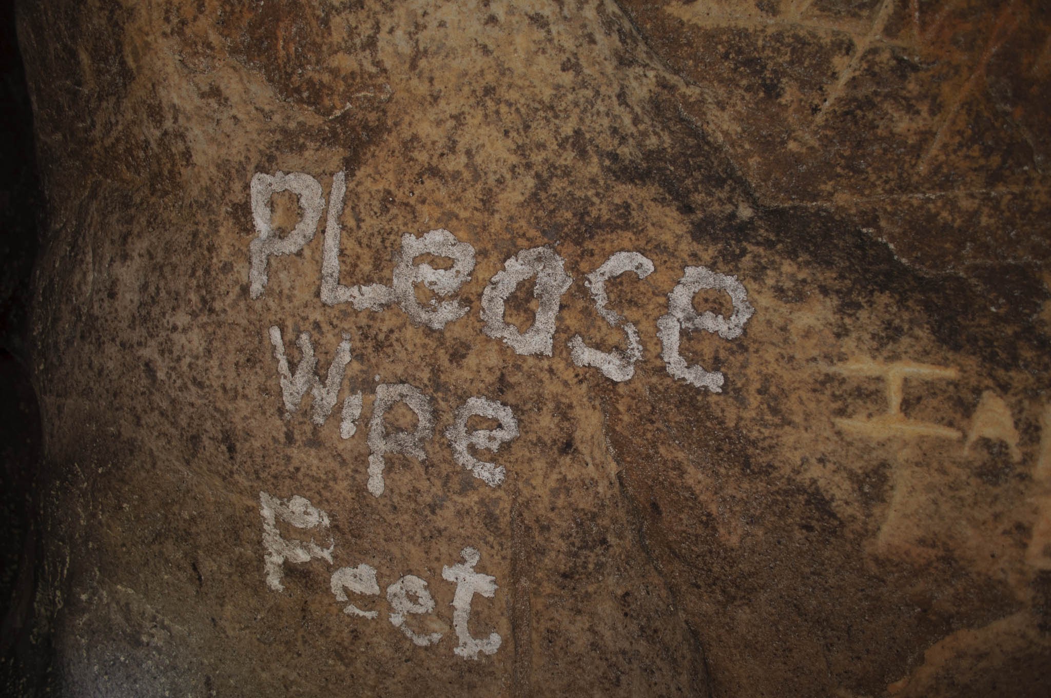 Labyrinth Cave Please wipe feet[Photo][20160711][PSwart]